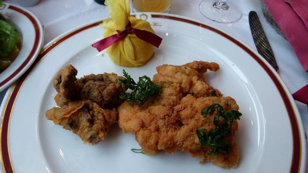 Knuspriges Backhendl auf weißem Teller